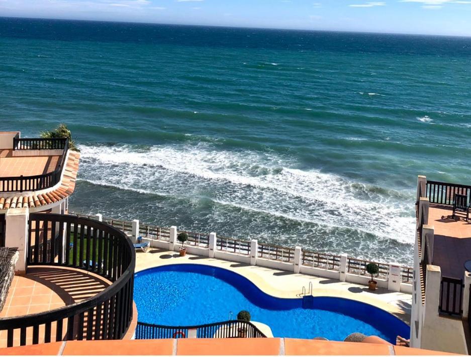Beachfront Penthouse Apartment With Large Terrace And Breathtaking Sea Views Close To Marbella Spain Sitio de Calahonda 外观 照片