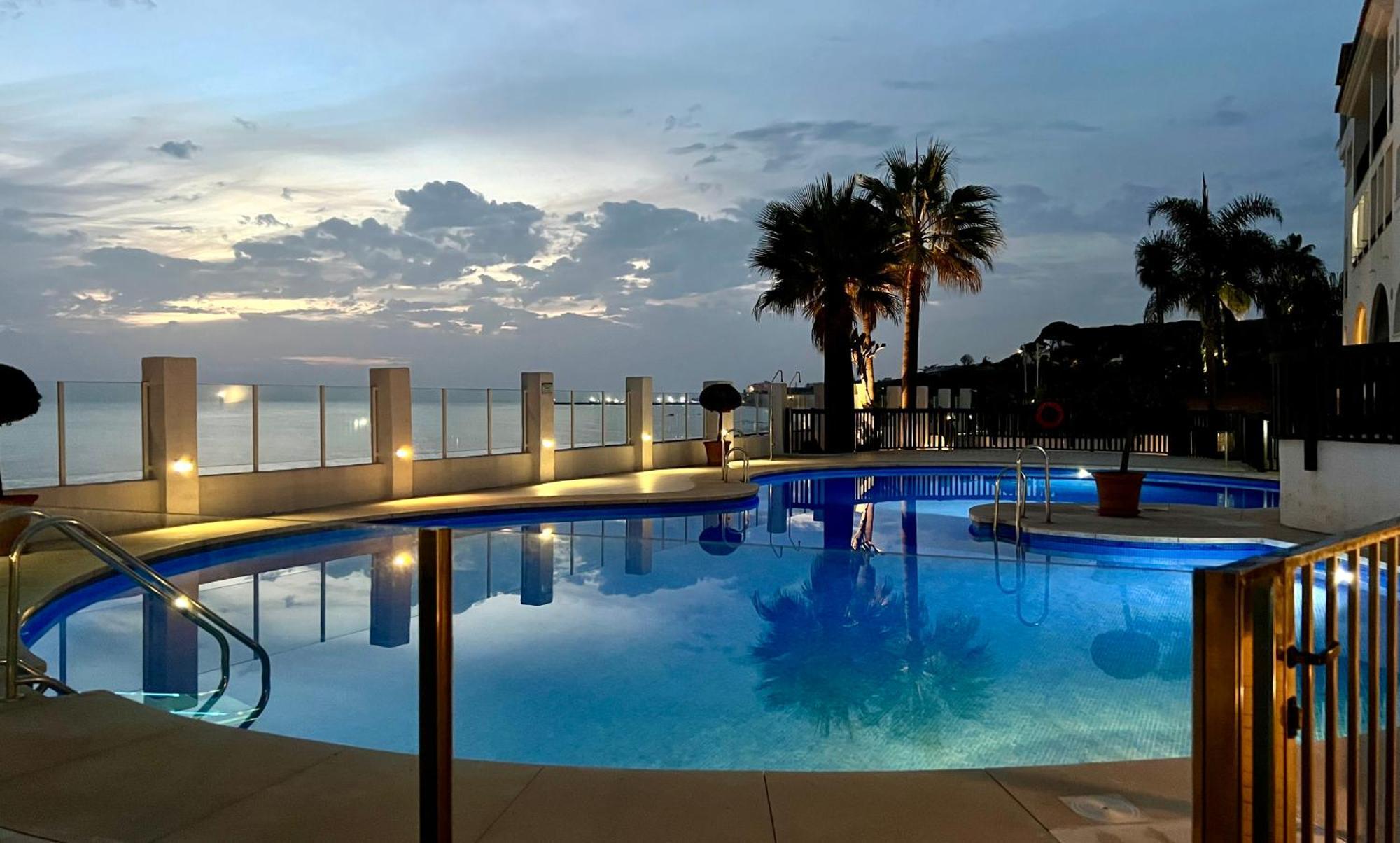Beachfront Penthouse Apartment With Large Terrace And Breathtaking Sea Views Close To Marbella Spain Sitio de Calahonda 外观 照片